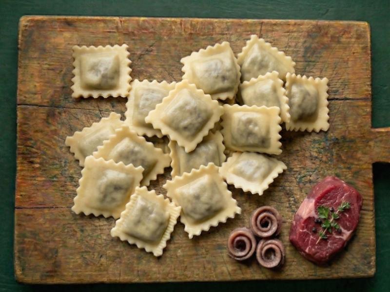 Ravioli al brasato e acciughe